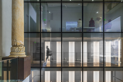 France, Gard (30), Nîmes, Musée de la Romanité de l'architecte Elizabeth de Portzamparc, passage sous le musée où on peut voir deux des quatre colonnes qui s’élevaient aux angles du nymphée de l’Augusteum