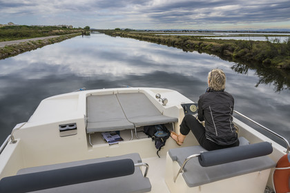 France, Hérault (34), La Grande-Motte, navigation d'un bateau de plaisance Le Boat sur le canal du Rhône à Sète en bordure de l'étang de l'Or
