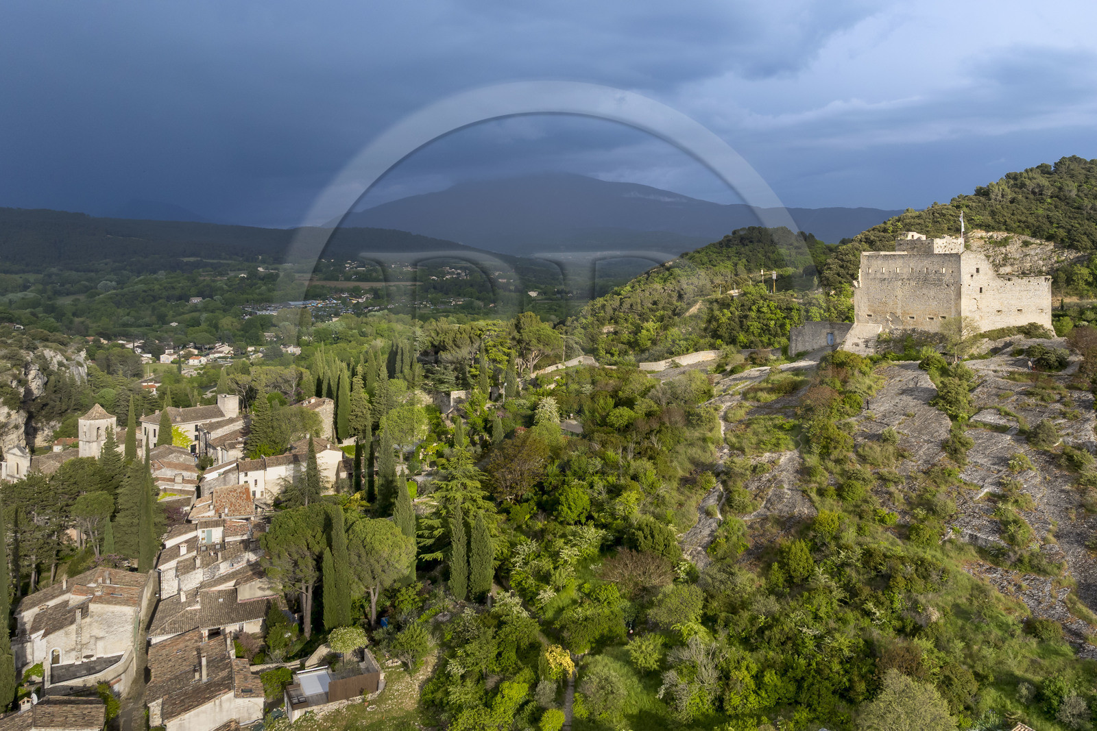 France, Vaucluse (84), Dentelles de Montmirail, Vaison-la-Romaine, la cité médiévale dominée par le chateau des Comtes de Toulouse construit au XIIe siècle (vue aérienne)