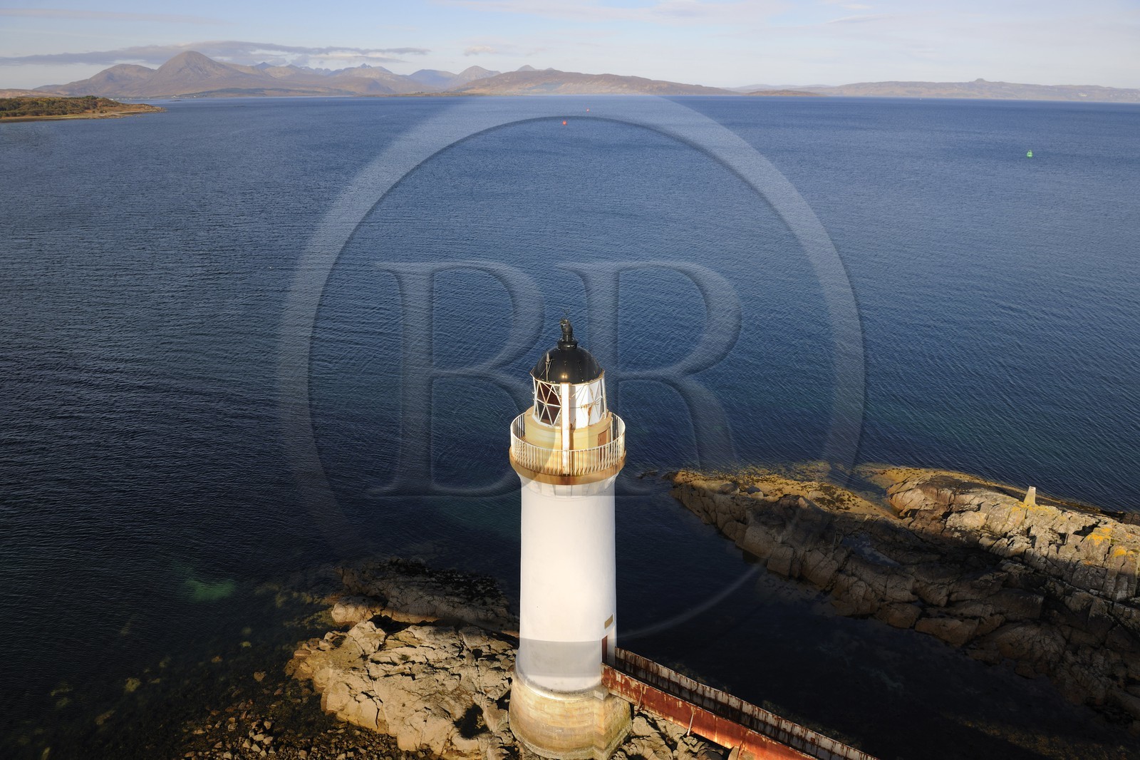 Royaume-Uni, Ecosse, région des Highlands, les Hébrides, île de Skye, phare sous le pont à Kyle of Lochalsh