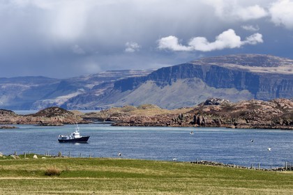 Royaume-Uni, Ecosse, Highland, Hébrides intérieures, the Ross of Mull à l'extrème sud-ouest de l'Ile de Mull vu depuis l'Ile d'Iona