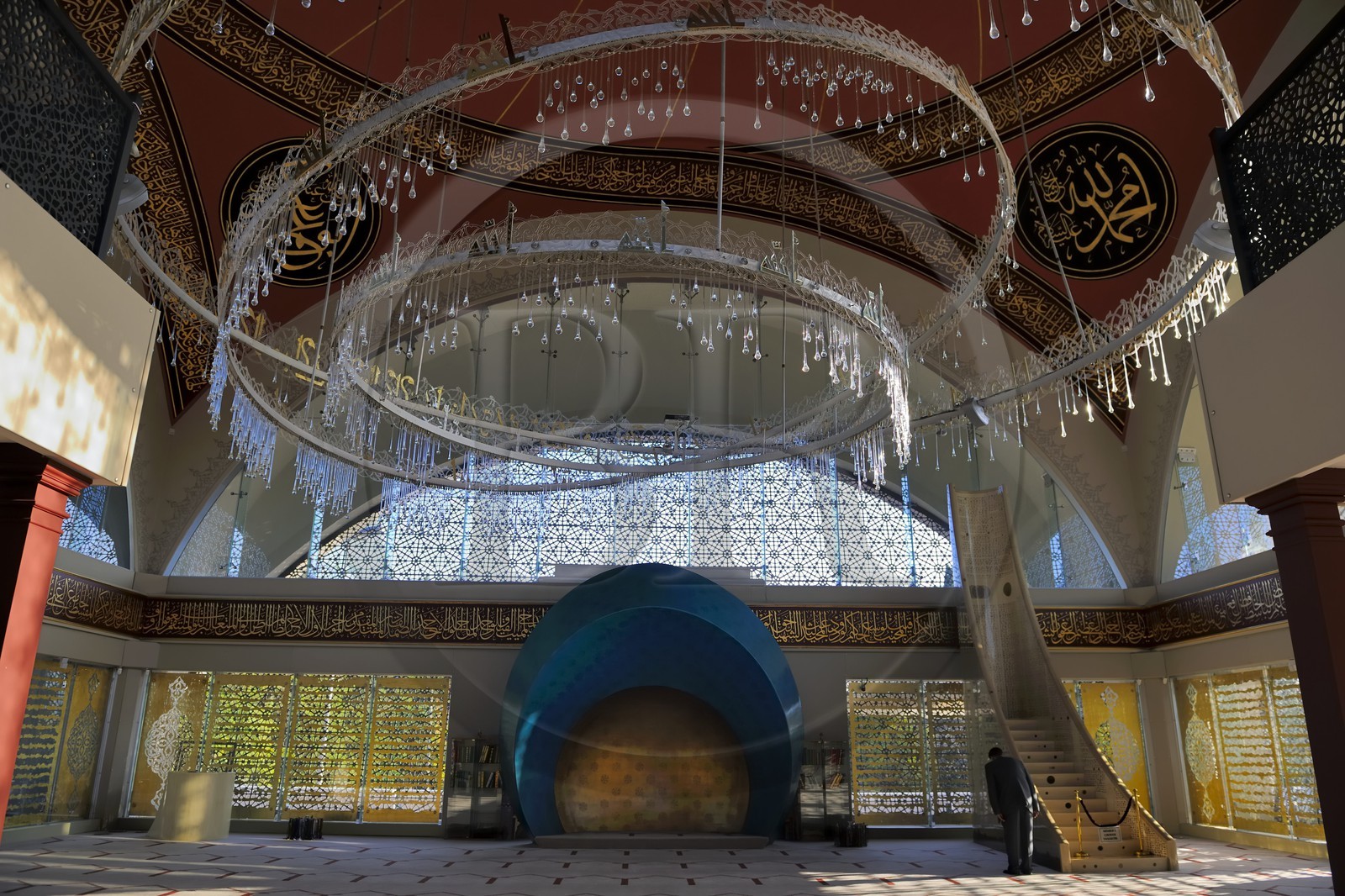 Turquie, Istanbul, quartier Usküdar sur la rive asiatique, mosquée Şakirin de l'architecte d’avant-garde, Zeynep Fadillioglu qui est la première femme à avoir été désignée pour concevoir une mosquée; Le lustre, en forme de spirale d’où tombe une pluie de gouttes de cristal et où ondule l’écriture kufique résume ce mariage subtil entre modernité et tradition