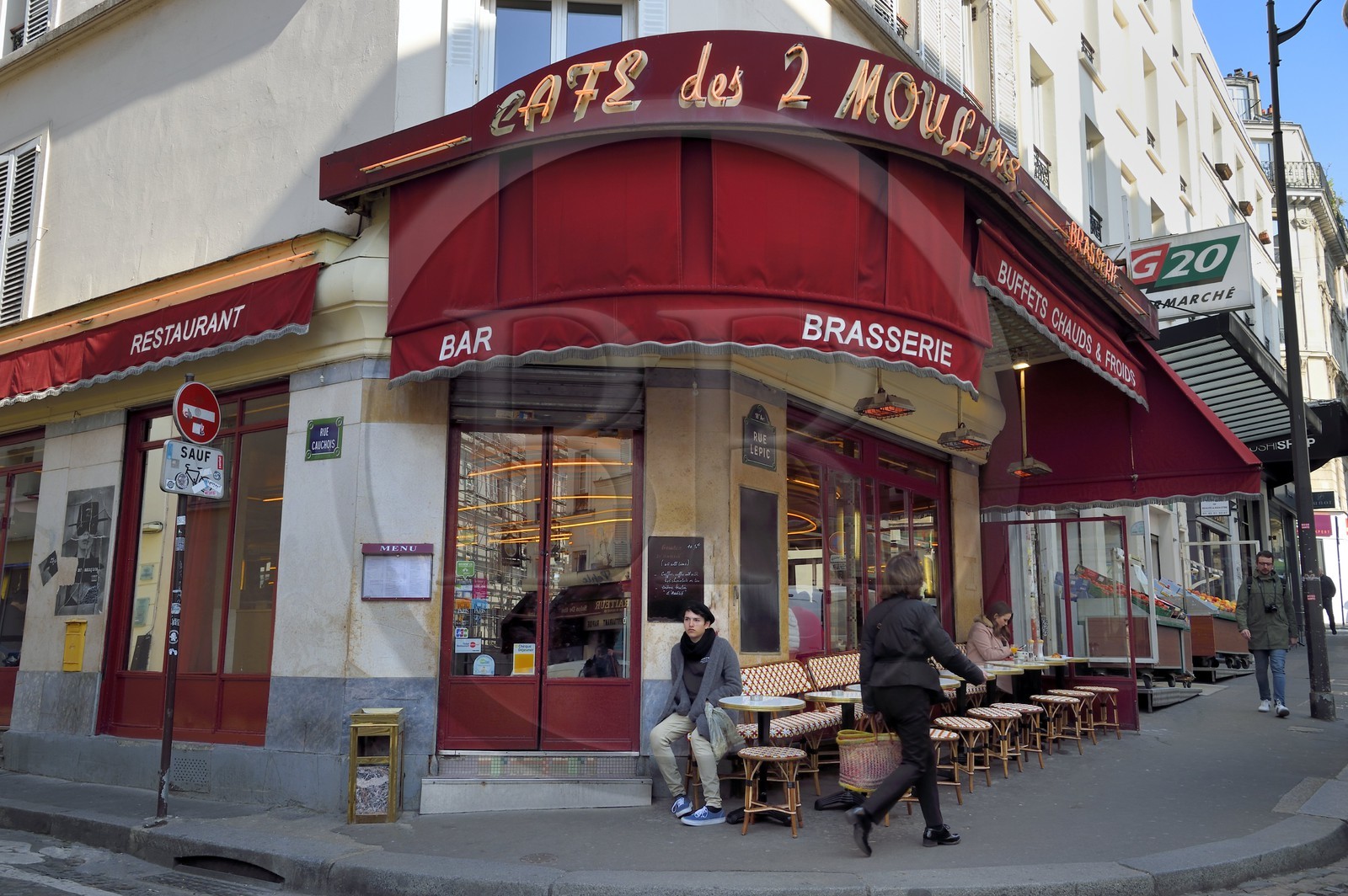 France, Paris (75), la Butte Montmartre, rue Lepic, le Café des Deux Moulins qui servit de décor du film Le Fabuleux destin d'Amélie Poulain