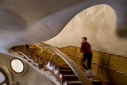 Espagne, Catalogne, Barcelone, quartier de l'Eixample, Passeig de Gracia, Casa Batllo de l'architecte du modernisme catalan Antoni Gaudi, site classé au Patrimoine Mondial de l'UNESCO, escalier principal qui rappelle la colonne vertébrale d'un monstre