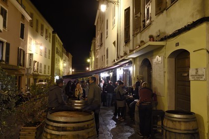 France, Corse-du-Sud (2A), Ajaccio, bar à vin dans la Rue du Roi de Rome