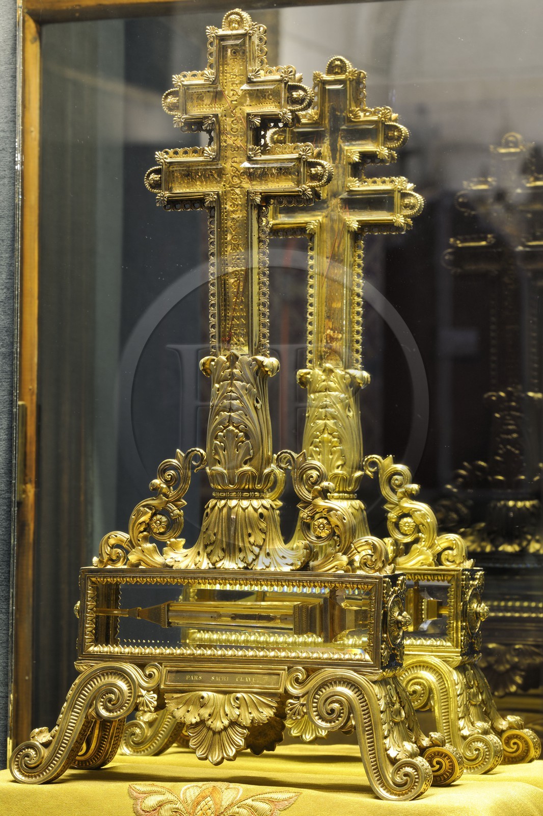 France, Paris (75), île de la Cité, la cathédrale Notre-Dame-de-Paris, la sacristie du chapitre et salle du Trésor, croix reliquaire du 12ème siècle à l'intérieur d'un autre reliquaire de 1828