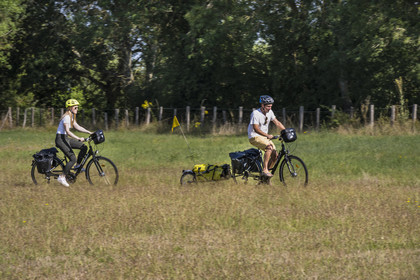 France, Maine-et-Loire (49), vallée de la Loire classée au Patrimoine Mondial par l'UNESCO, Saumur vers Saint-Hilaire, randonnée à bicyclette sur les berges de la Loire, vélo avec une remorque transportant le matériel de camping