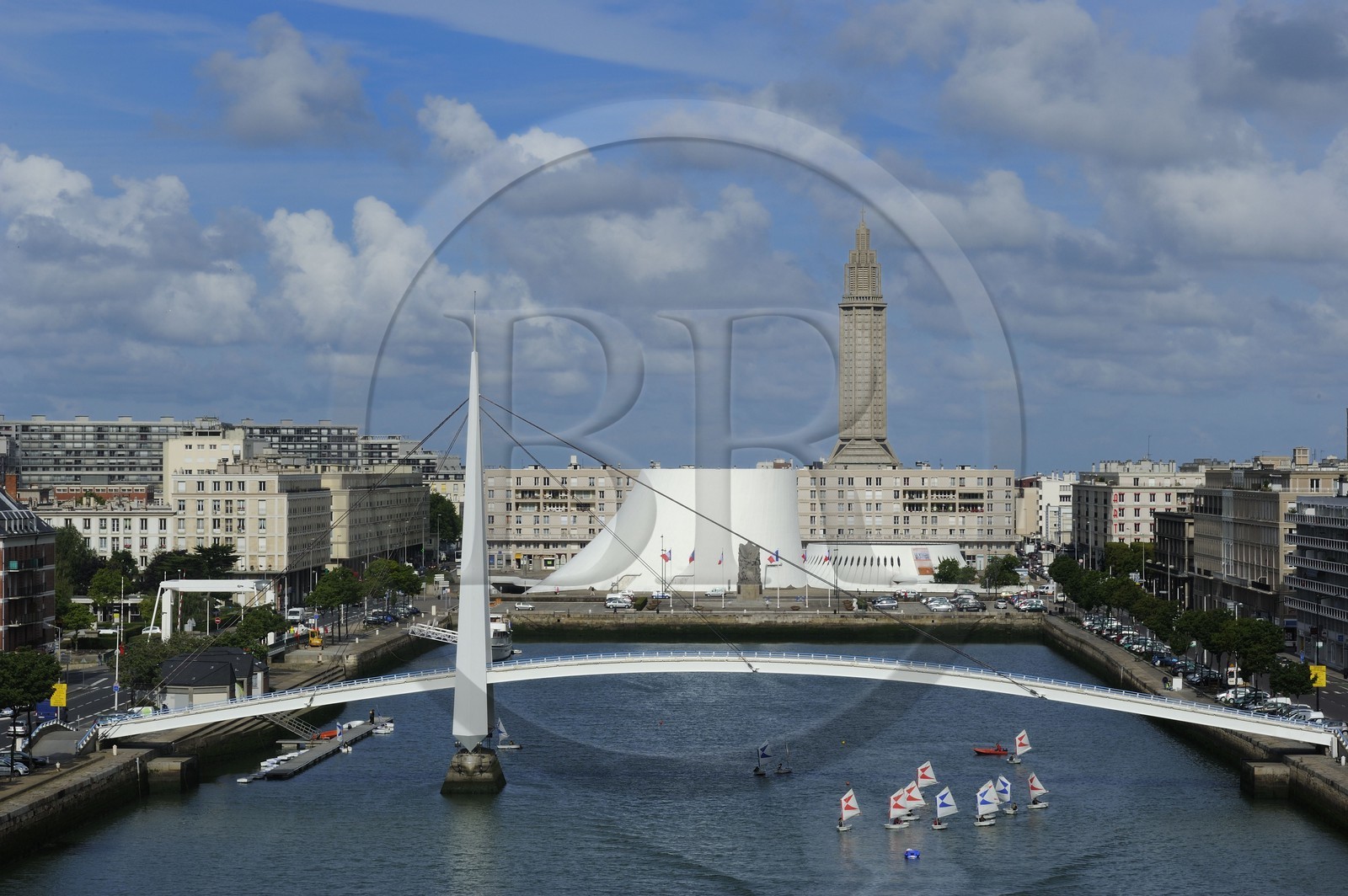 France, Seine-Maritime (76), Le Havre, Centre-ville reconstruit du Havre par Auguste Perret classé Patrimoine Mondial de l'UNESCO, immeubles Perret autour du Bassin du Commerce, le Volcan réalisé par Oscar Niemeyer et la Tour Lanterne de l'église Saint-Joseph