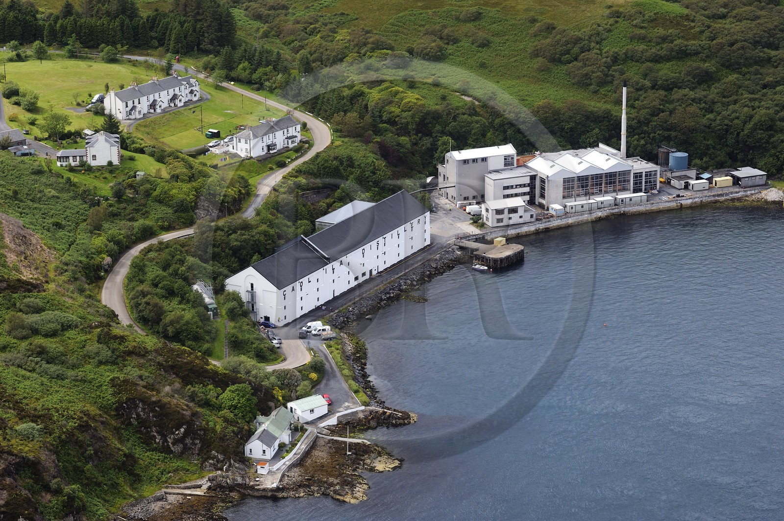 Royaume-Uni, Ecosse, Hébrides intérieures, Ile de Islay, Port Askaig, distillerie de whisky Caol Ila (vue aérienne)