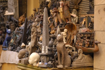 Egypte, Haute Egypte, vallée du Nil, Louxor, le souk, souvenirs pour touristes