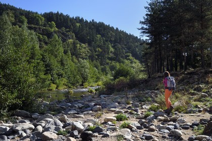 France, Haute-Loire (43), vallée de la Loire, Arlempdes, randonneuse qui remonte les berges de la Loire dans les environs d'Arlempdes