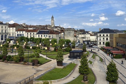 France, Dordogne (24), Périgord Blanc, Périgueux, la place Francheville et la tour Mataguerre à l'entrée de la vieille ville