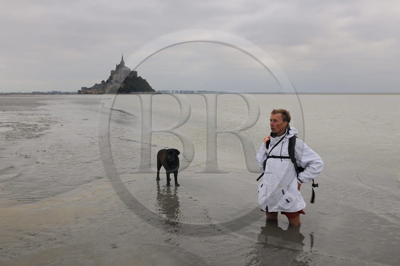 France, Manche (50), découverte de la Baie du Mont-Saint-Michel à pied, le guide Romain Pilon entrain de s'ensabler