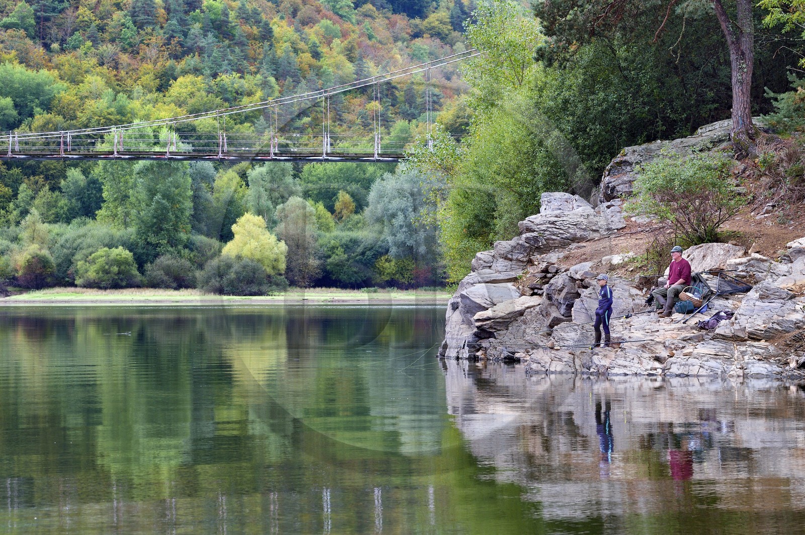 France, Cantal (15), Gorges de la Truyère, Chaliers, pêcheurs à la ligne sur les berges aux abords de la passerelle de Valadour au dessus de la rivière Truyère