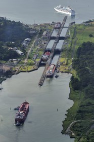 Panama, province de Colon, Canal de Panama, écluses de Gatun, cargo Panamax passant les écluses, un bateau de croisière sur le lac Gatun en arrière plan (vue aérienne)