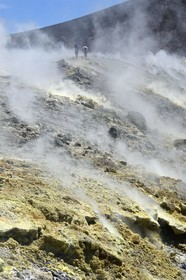 Italie, Sicile, iles Eoliennes, classées Patrimoine Mondial de l'UNESCO, ile de Vulcano, randonneurs dans l'ascension du cratère du volcan della Fossa à travers les fumerolles soufrées
