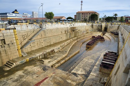 France, Var (83), Toulon, la base navale (Arsenal), darse Vauban, bassin de radoub dit petit bassin Vauban construit selon les plans de l'ingénieur Antoine Groignard
