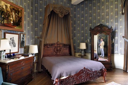 France, Allier (03), ancienne province du Bourbonnais, Besson, chateau du Nouveau- Bostz appartenant au Prince Charles Henri de Lobkowicz descendant des Bourbon-Parme, ici en reflet dans la chambre de l'impératrice d'Autriche Zita de Bourbon-Parme soeur de Xavier de Bourbon-Parme