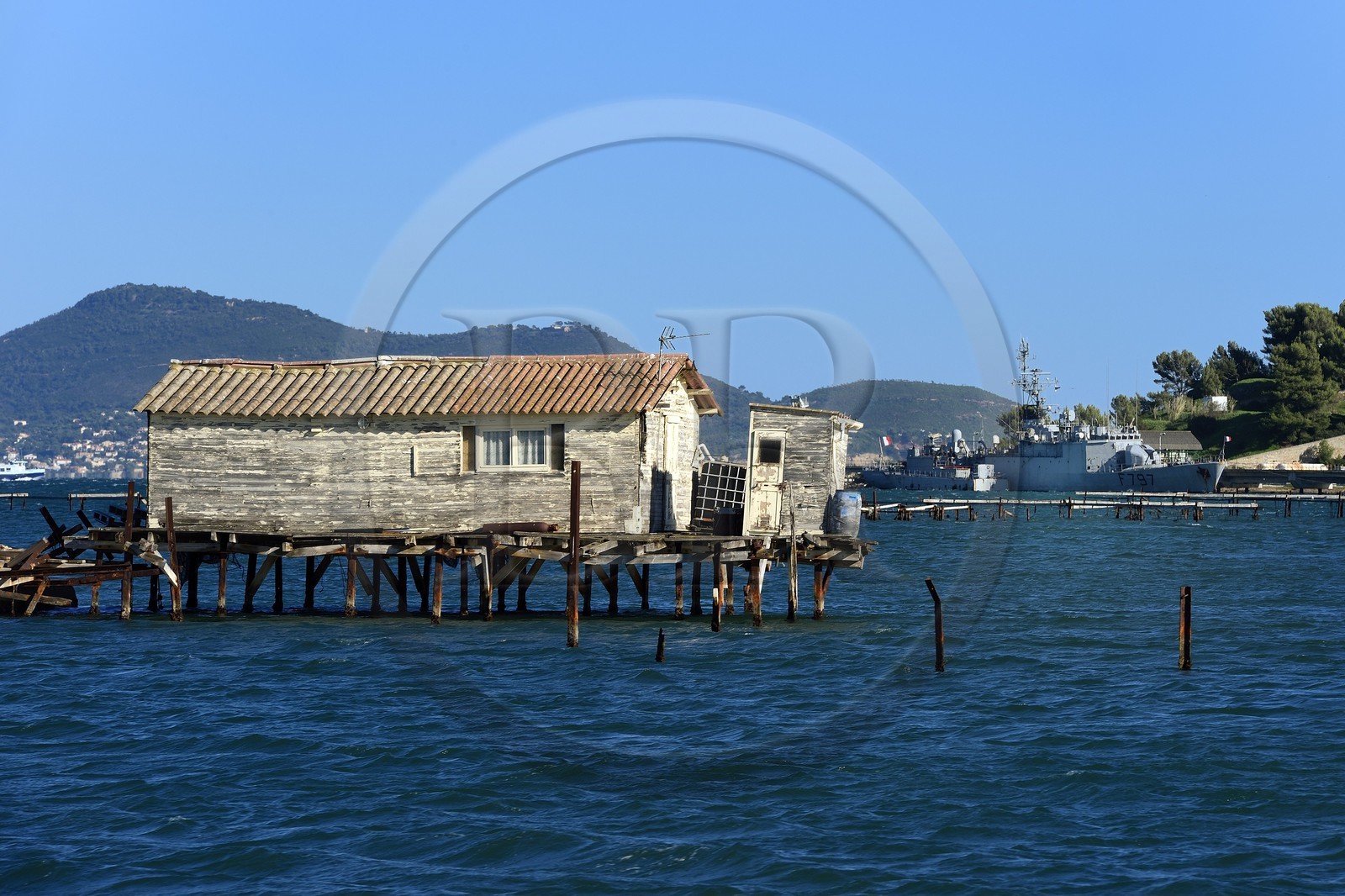France, Var (83), la rade de Toulon, La Seyne-sur-Mer, parc à moules et huitres, ferme d'aquaculture