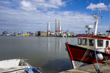 France, Loire-Atlantique (44), Saint-Nazaire, bateaux de pêche dans le bassin à flot et l'écluse fortifiée de l'ancienne base sous-marine allemande construite lors de la dernière guerre mondiale en arrière plan