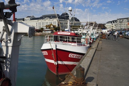 France, Calvados (14), Pays d'Auge, Trouville-sur-Mer, le port sur les bords de la rivière Touques et le casino en arrière plan