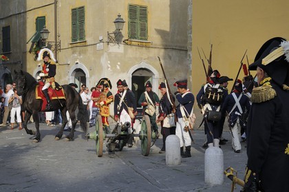 Italie, Ligurie, Sarzana, Napoleon Festival, le maréchal d'Empire Massena à cheval surveille les préparatif d'un tir au canon lors des combats dans les rues de la vieille ville
