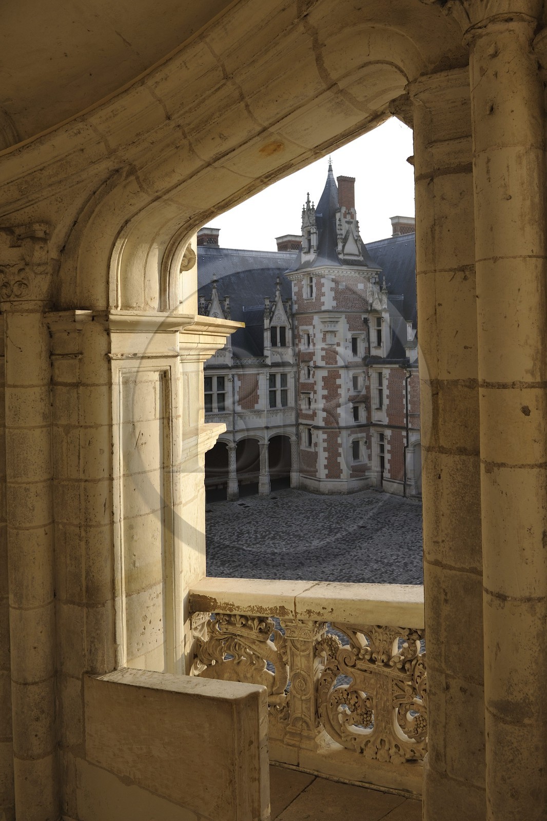 France, Loir-et-Cher (41), vallée de la Loire classée au Patrimoine Mondial de l'UNESCO, château de Blois, escalier de l'aile François 1er et l'aile Louis XII