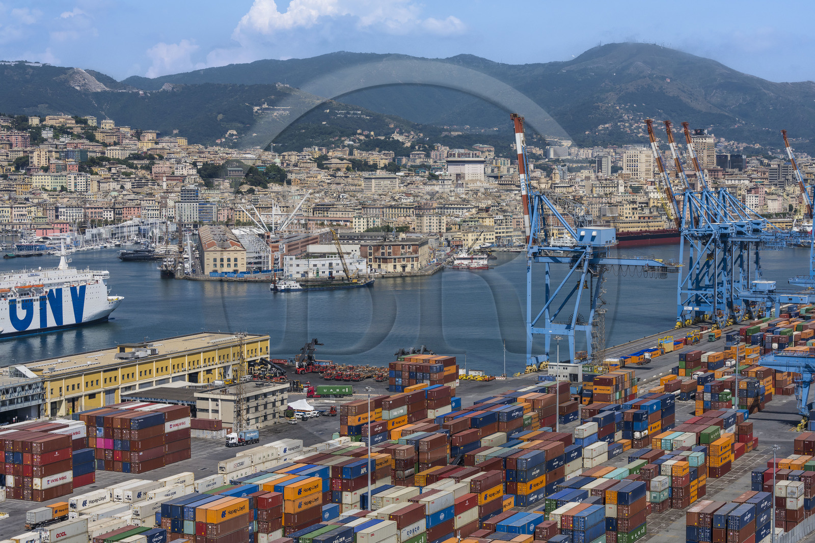 Italie, Ligurie, Gênes, le terminal conteneur du port de commerce et le Porto Antico (Vieux Port) en bordure de la ville en arrière plan