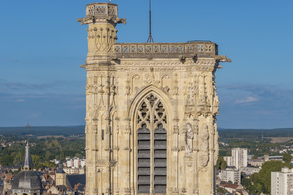 France, Nièvre (58), Nevers, cathédrale Saint-Cyr-et-Sainte-Julitte, la tour Bohier (vue aérienne)