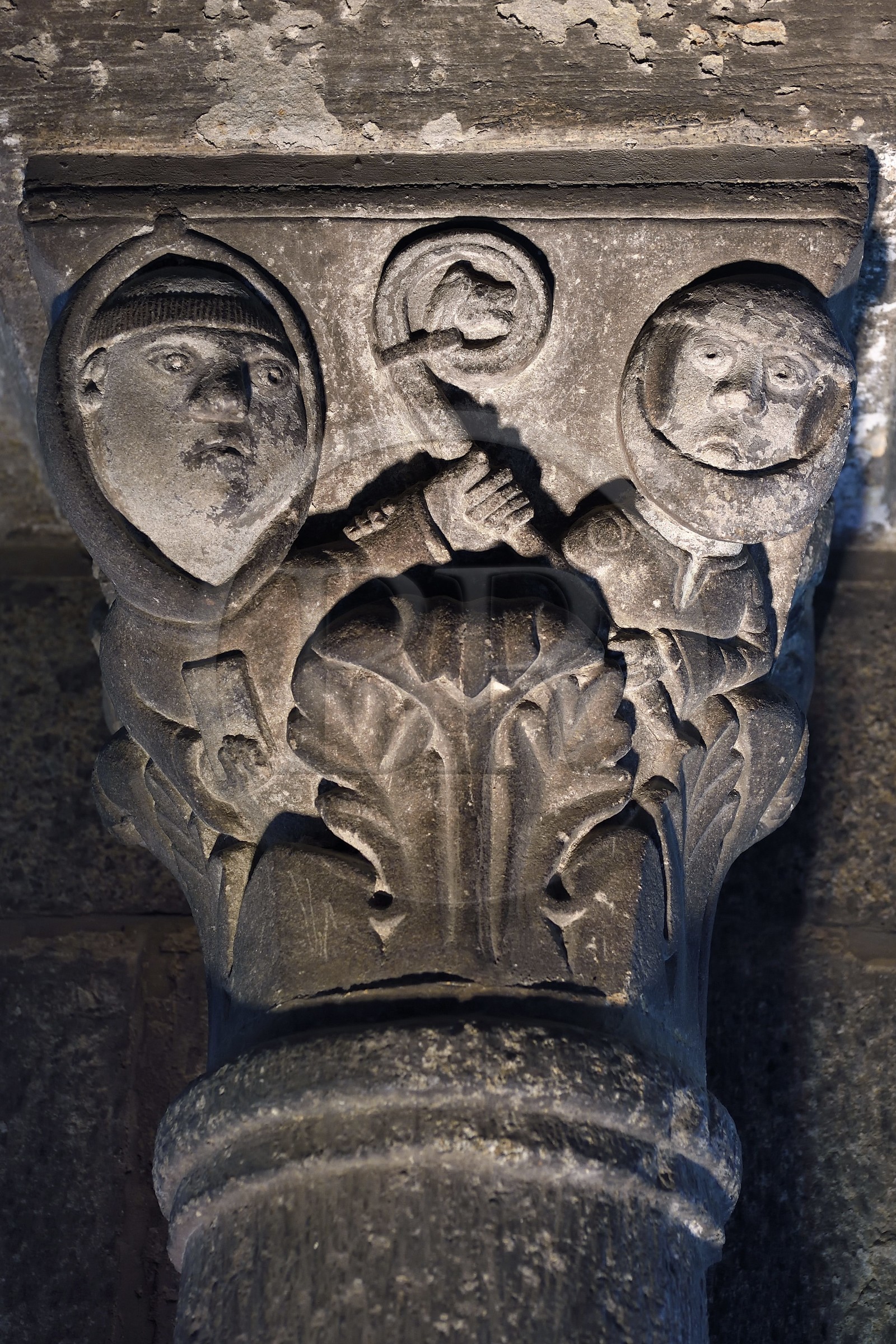 France, Haute-Loire (43), Le Puy-en-Velay, étape des chemins de Compostelle, la cathédrale Notre-Dame-de-l'Annonciation du XIIe siècle classée Patrimoine Mondial de l'UNESCO, le cloitre, chapiteau qui présente un abbé et une abesse tenant la même crosse