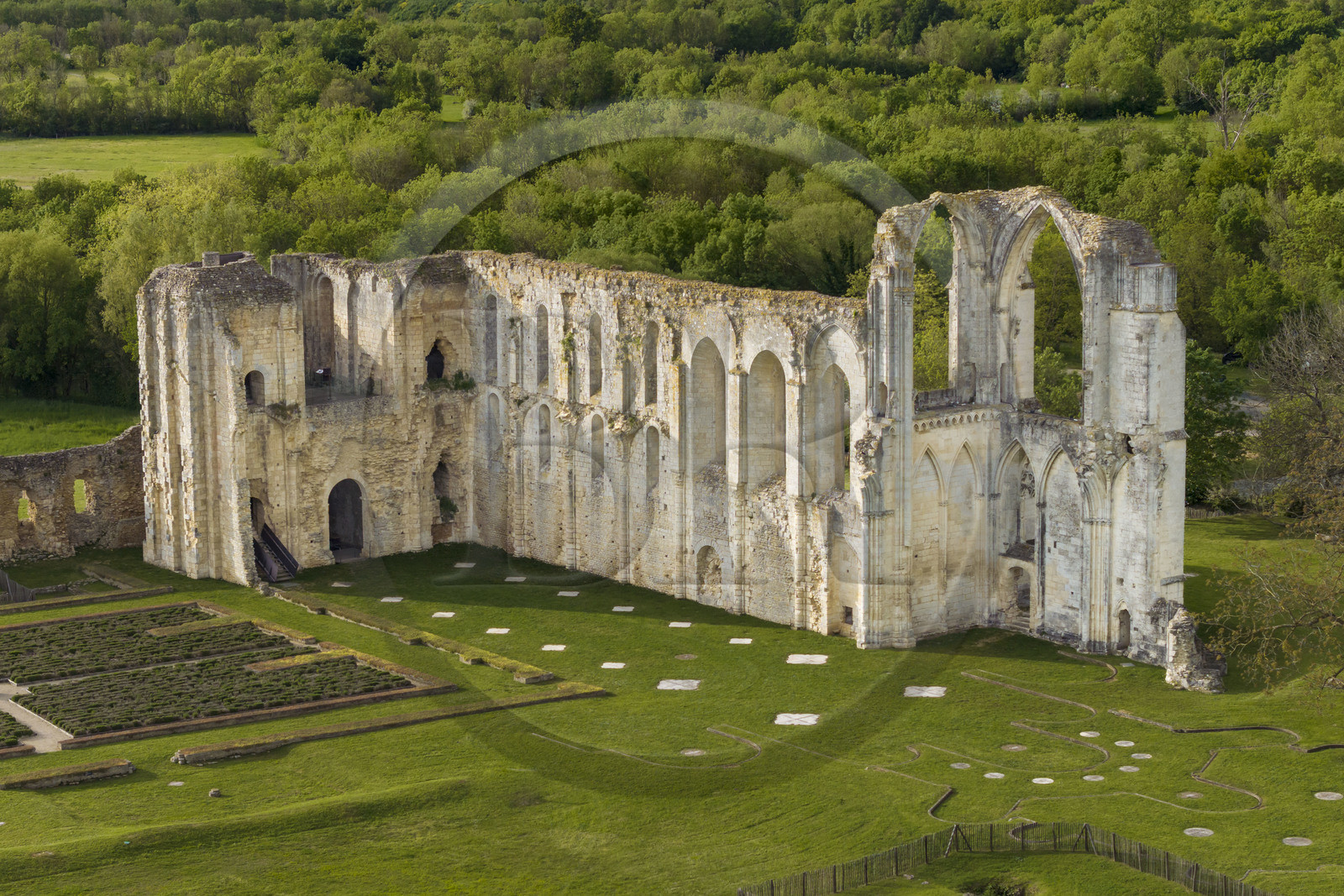 France, Vendée (85), Parc Interrégional du Marais Poitevin labellisé Grand Site de France, Maillezais, vestiges de l'abbaye Saint-Pierre de Maillezais (vue aérienne)
