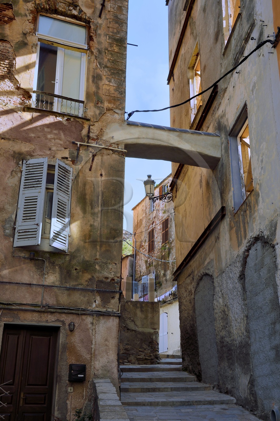 France, Haute-Corse (2B), Bastia, quartier de Terra-Vecchia, immeuble bordant le Vieux-Port rue du Pontelo