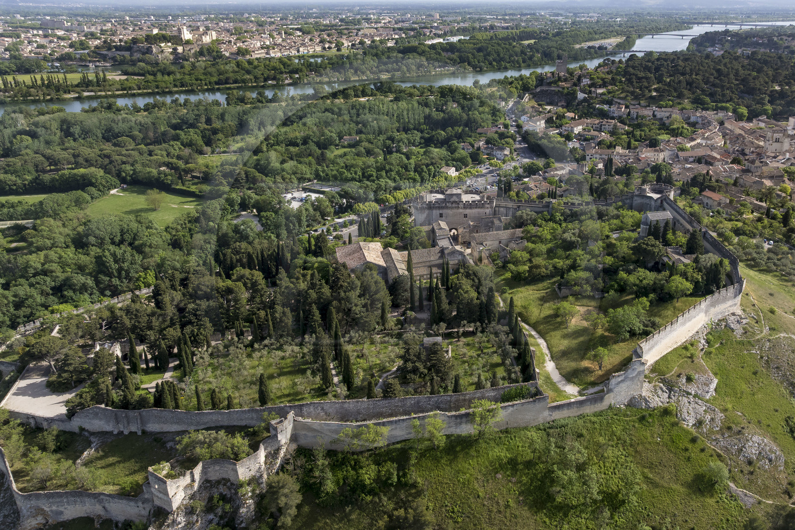 France (30), Gard, Villeneuve-lès-Avignon, l'ancienne abbaye bénédictine dans le Fort Saint André, le Palais des Papes  à Avignon classé Patrimoine mondial de l'UNESCO en arrière plan (vue aérienne)