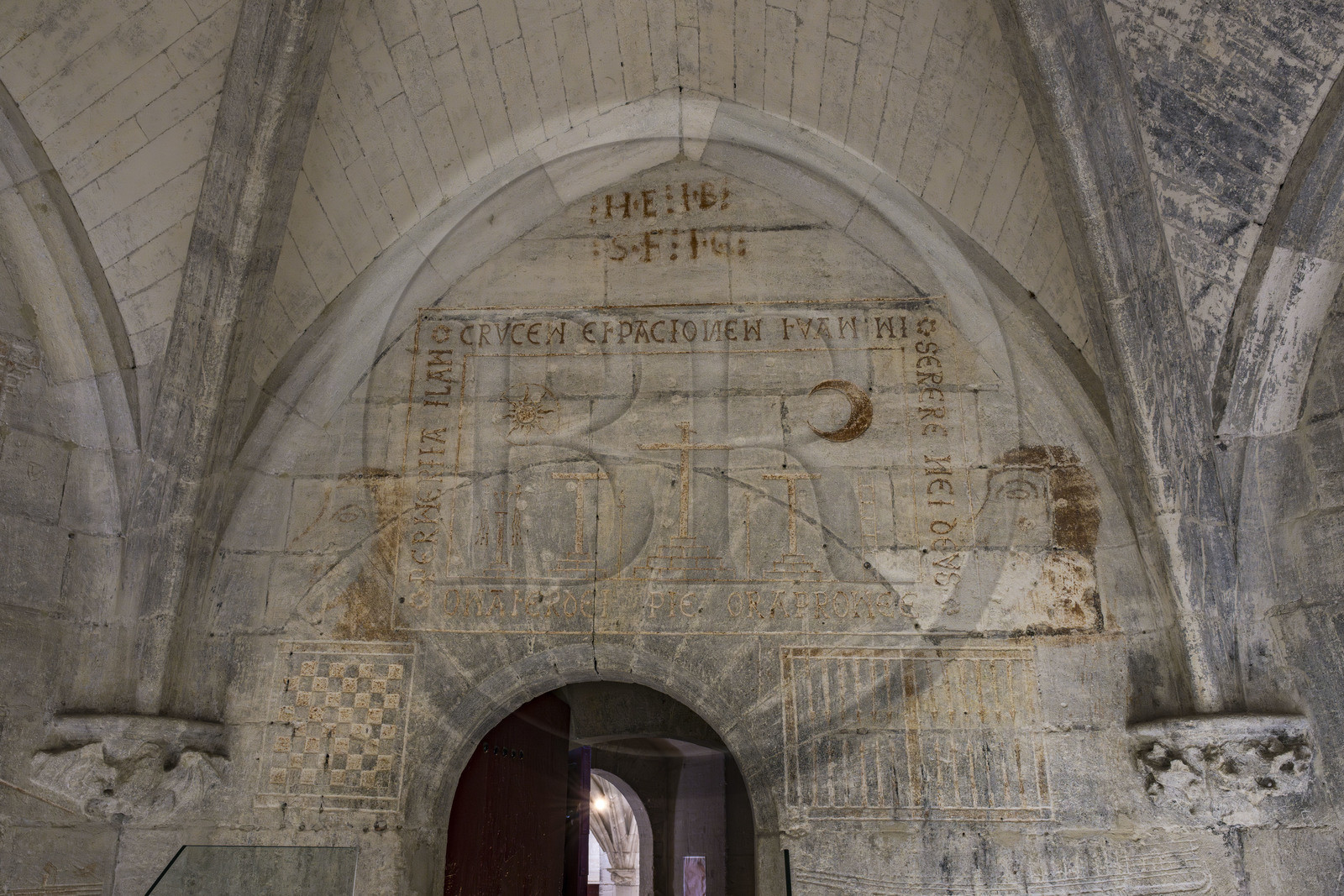 France, Bouches-du-Rhône (13), Tarascon, le chateau du roi René datant du XVe siècle, graffiti et ex-voto du prisonnier catalan, gravés par un prisonnier de René Ier vers 1480, dont des navires longs, galères de marchandises, brigantins, galiotes, galères de combats ou fustes mais aussi des navires ronds, cocas catalanes, nefs ibériques et caraques provençales, qui rappellent les caravelles utilisées par Christophe Colomb