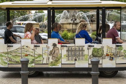 France, Bouches-du-Rhône (13), Aix en Provence, Place de la Rotonde, le petit train touristique décoré par les attractions essentielles de la ville