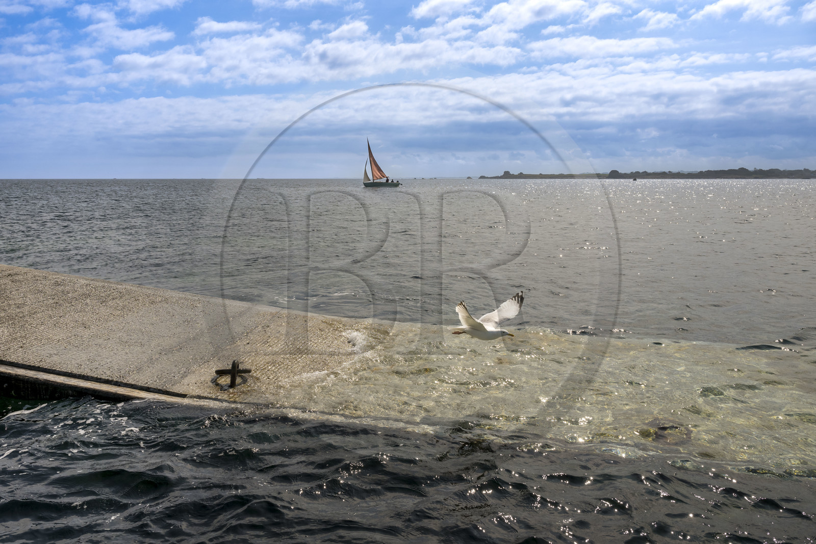 France, Finistère, Abers Country (Pays des Abers), Ile Vierge (Virgin Island) in the Lilia archipelago, the Virgin Island lighthouse pier