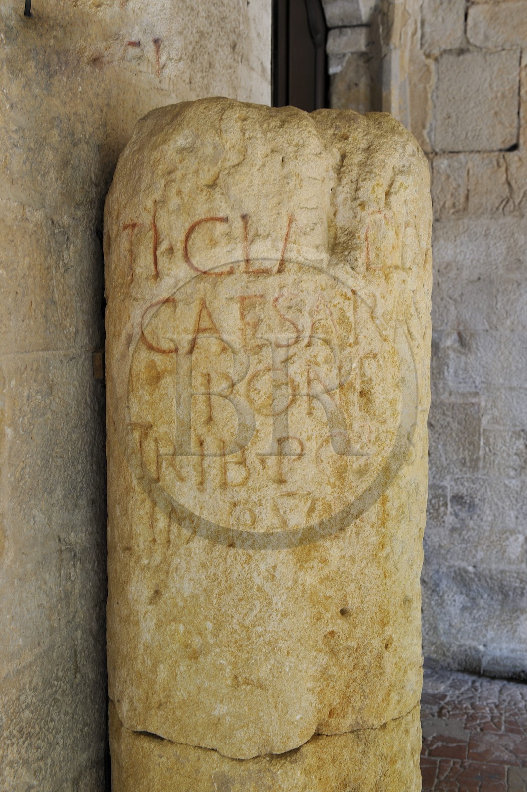 France, Var (83), Provence Verte, Saint-Maximin-la-Sainte-Baume, Basilique Sainte-Marie-Madeleine, borne milliaire romaine de la Via Domitia dans le cloire