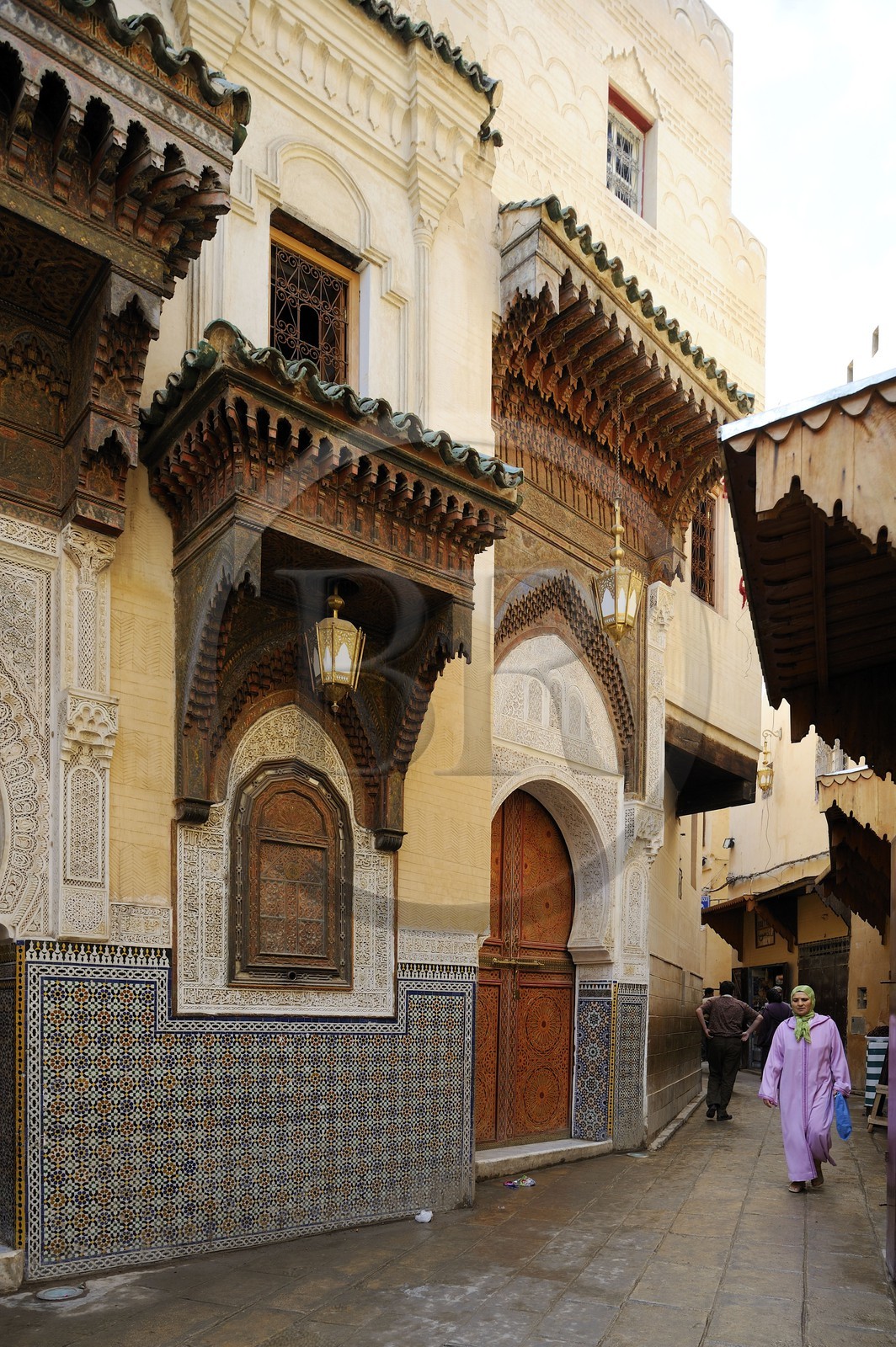 Maroc, Moyen Atlas, Fès, ville impériale, médina classée Patrimoine Mondial de l'UNESCO, Fès el Bali, la mosquée funéraire Zaouïa de Sidi Ahmed Tijani, plâtre sculpté et zelliges de l'entrée latérale