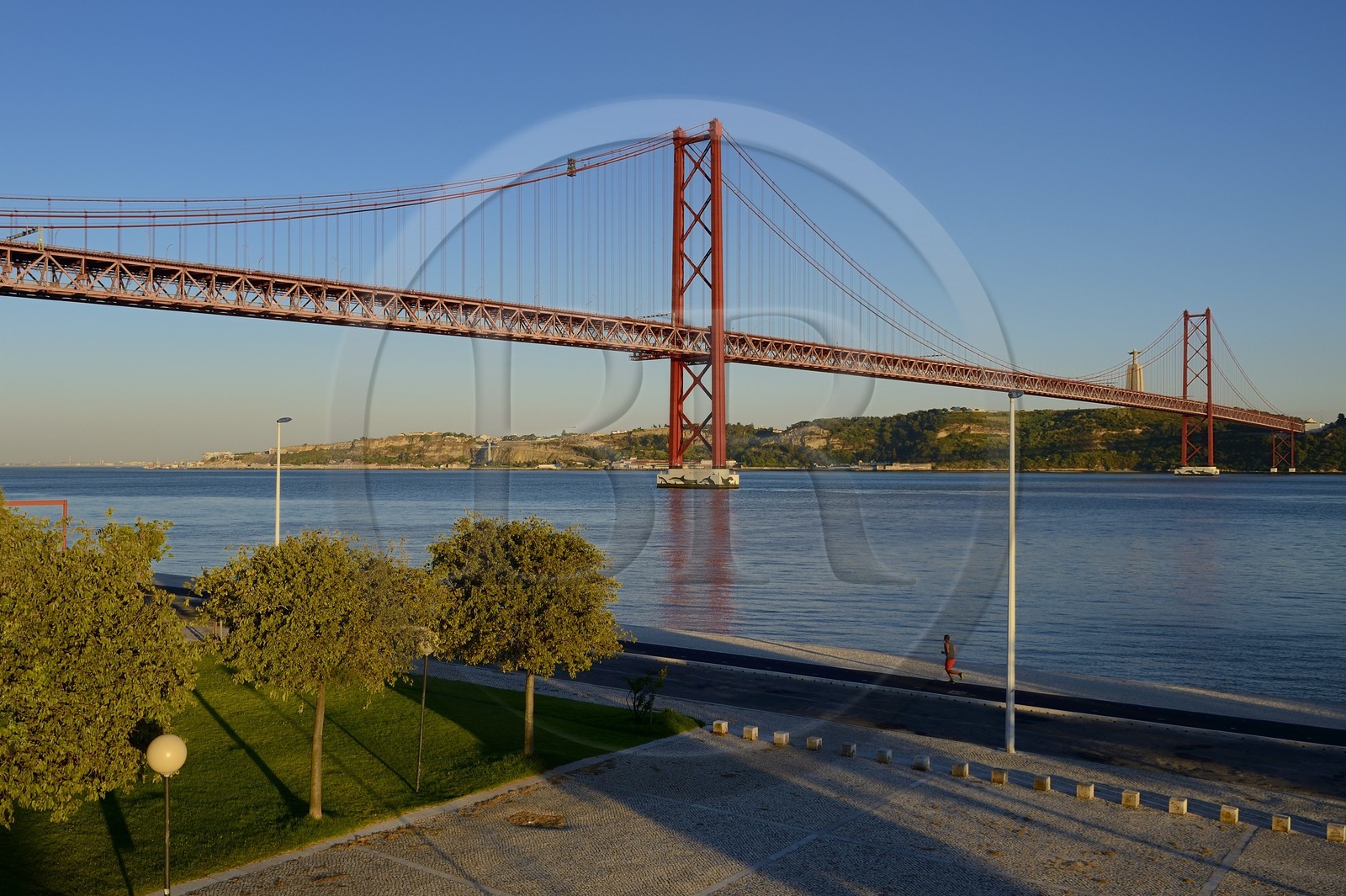 Portugal, Lisbonne, le pont du 25 de Abril sur le Tage et le  le Cristo Rei (Christ Roi)