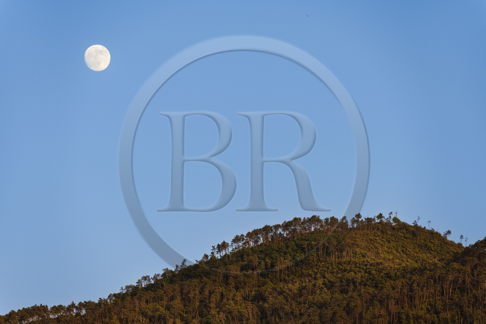 Italie, Ligurie, Cinque Terre, parc national des Cinque Terre classé Patrimoine Mondial de l'UNESCO, village de Monterosso al Mare, la lune se lève sur les montagnes