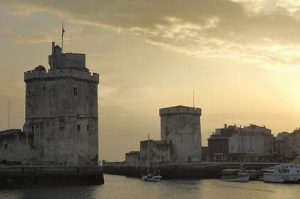 France, Charente-Maritime (17), La Rochelle, la Tour de la Chaine (à droite) et la Tour Saint-Nicolas protégent l'entrée du Vieux Port