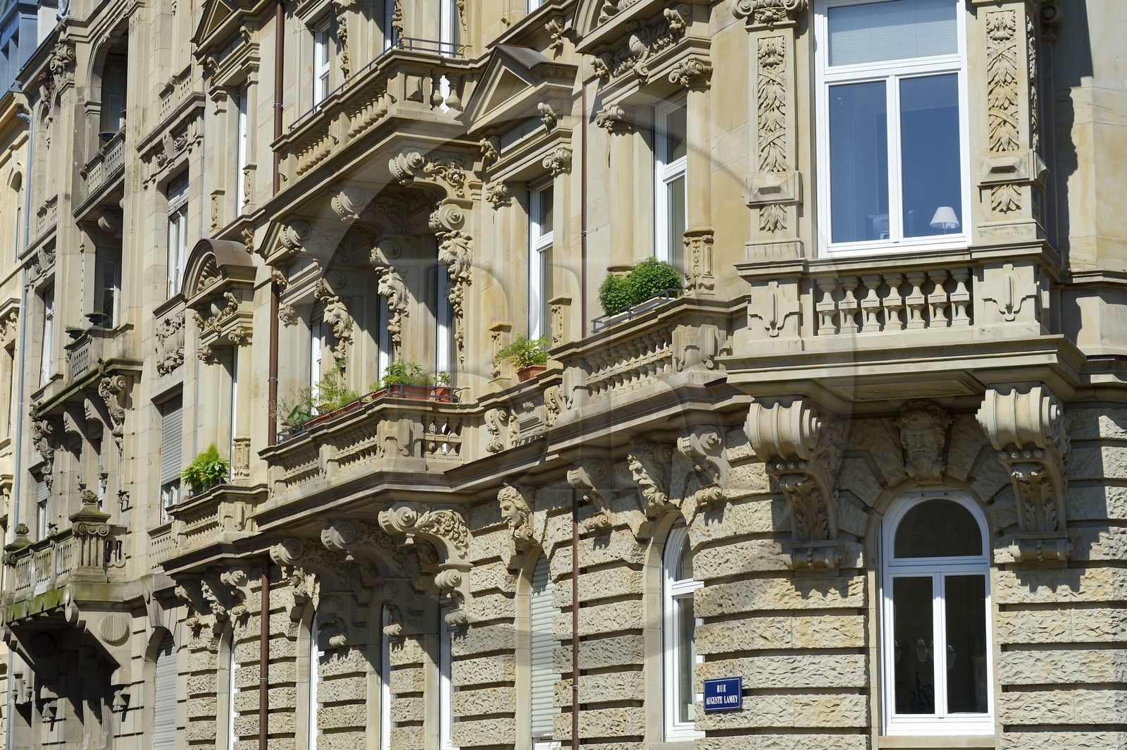 France, Bas-Rhin (67), Strasbourg, quartier de la Neustadt datant de la periode allemande, immeuble à l'angle de la rue Auguste Lamey et de la place de la République