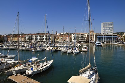 France, Var (83), La Seyne-sur-Mer, le port et l'immeuble de l'Hotel de Ville en arrière plan à droite