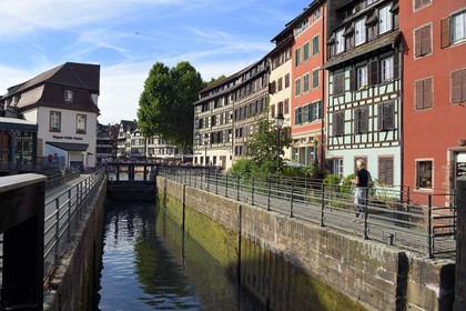 France, Bas-Rhin (67), Strasbourg, vieille ville classée au Patrimoine Mondial de l'UNESCO, quartier de la Petite France, l'écluse sur l'Ill vers le quai des Moulins et la passerelle des anciennes glacières