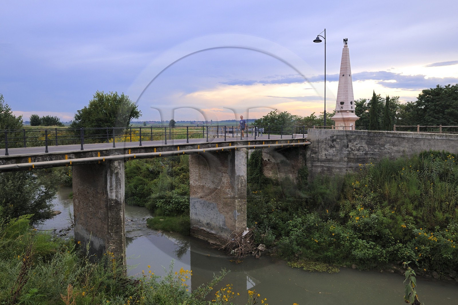 Italie, province de Verone, Arcole, la bataille du Pont d'Arcole qui a vu la victoire de Napoléon Bonaparte s'est déroulée du 15 au 17 novembre 1796 lors de la première campagne d’Italie et l'obélisque érigé en 1810 sur la rive droite de l'Alpone