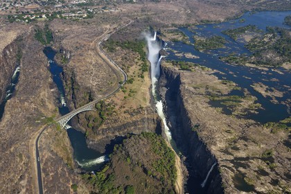 Zimbabwe, province de Matabeleland septentrional, fleuve Zambèze, les Chutes Victoria, classées Patrimoine Mondial de l'UNESCO, pont qui marque la frontière entre le Zimbabwe et la Zambie (vue aérienne)