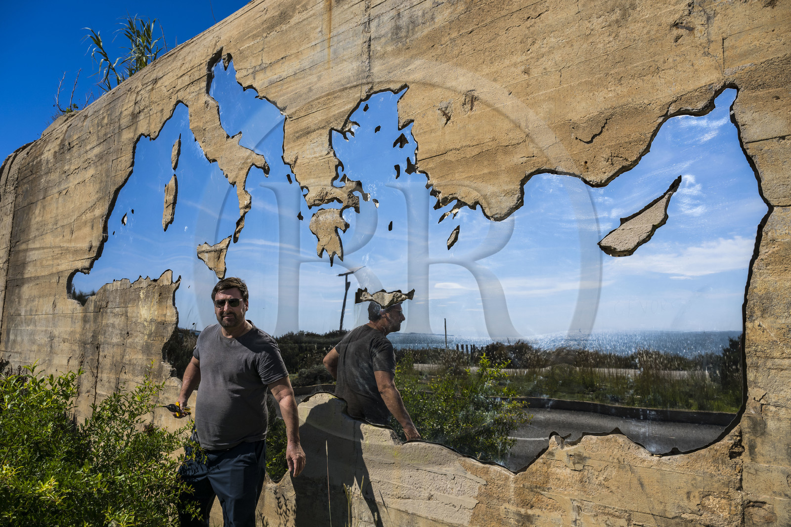 France, Hérault (34), Sète, l'artiste plasticien Jean Denant devant son oeuvre La Traversée (transposée par la suite en Mare Nostrum) encastrée dans le bunker de la promenade de la Corniche