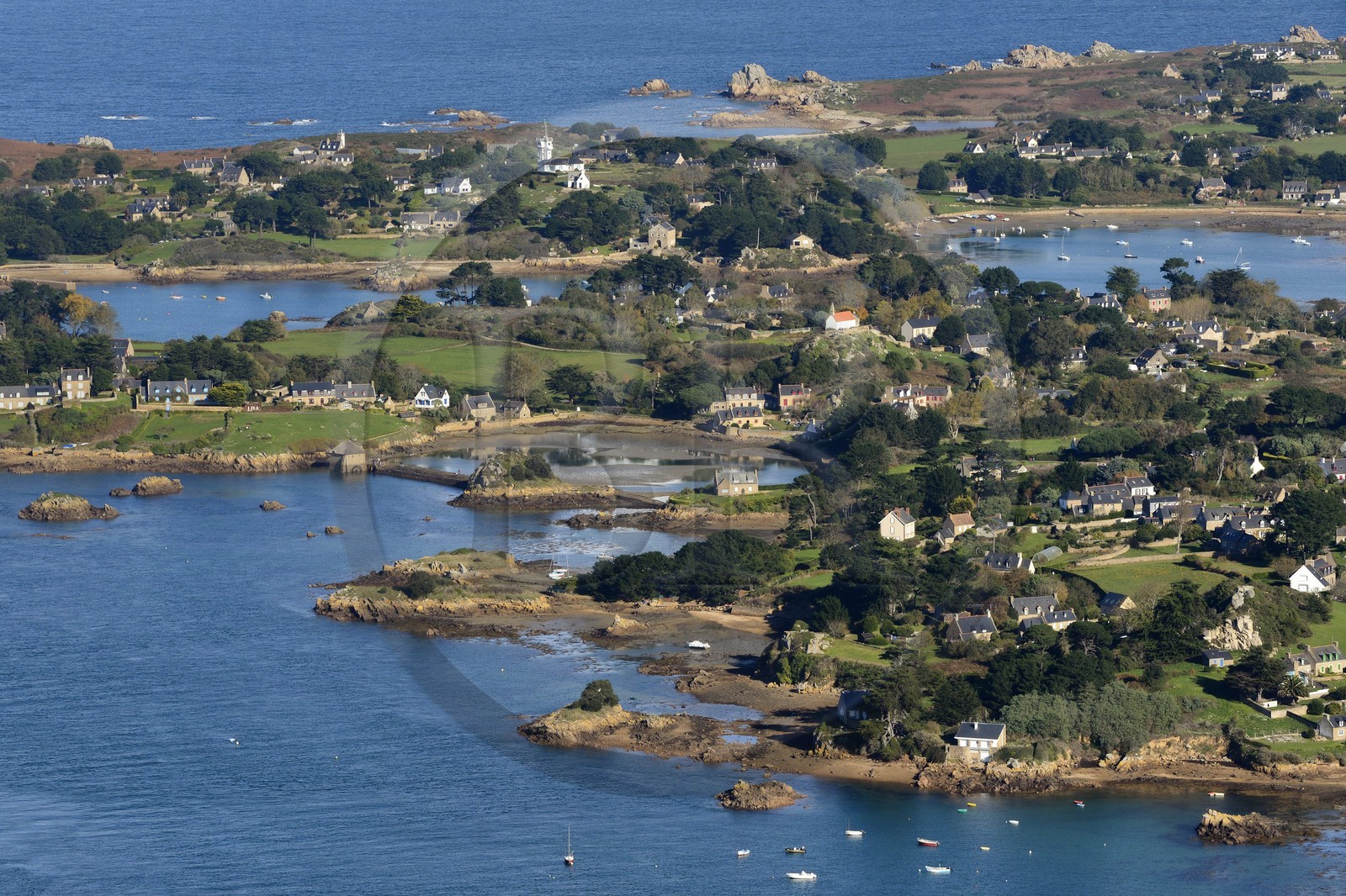 France, Côtes-d'Armor (22), Ile de Bréhat, la chapelle Saint Michel domine l'ile et le moulin à marée du Birlot (vue aérienne)