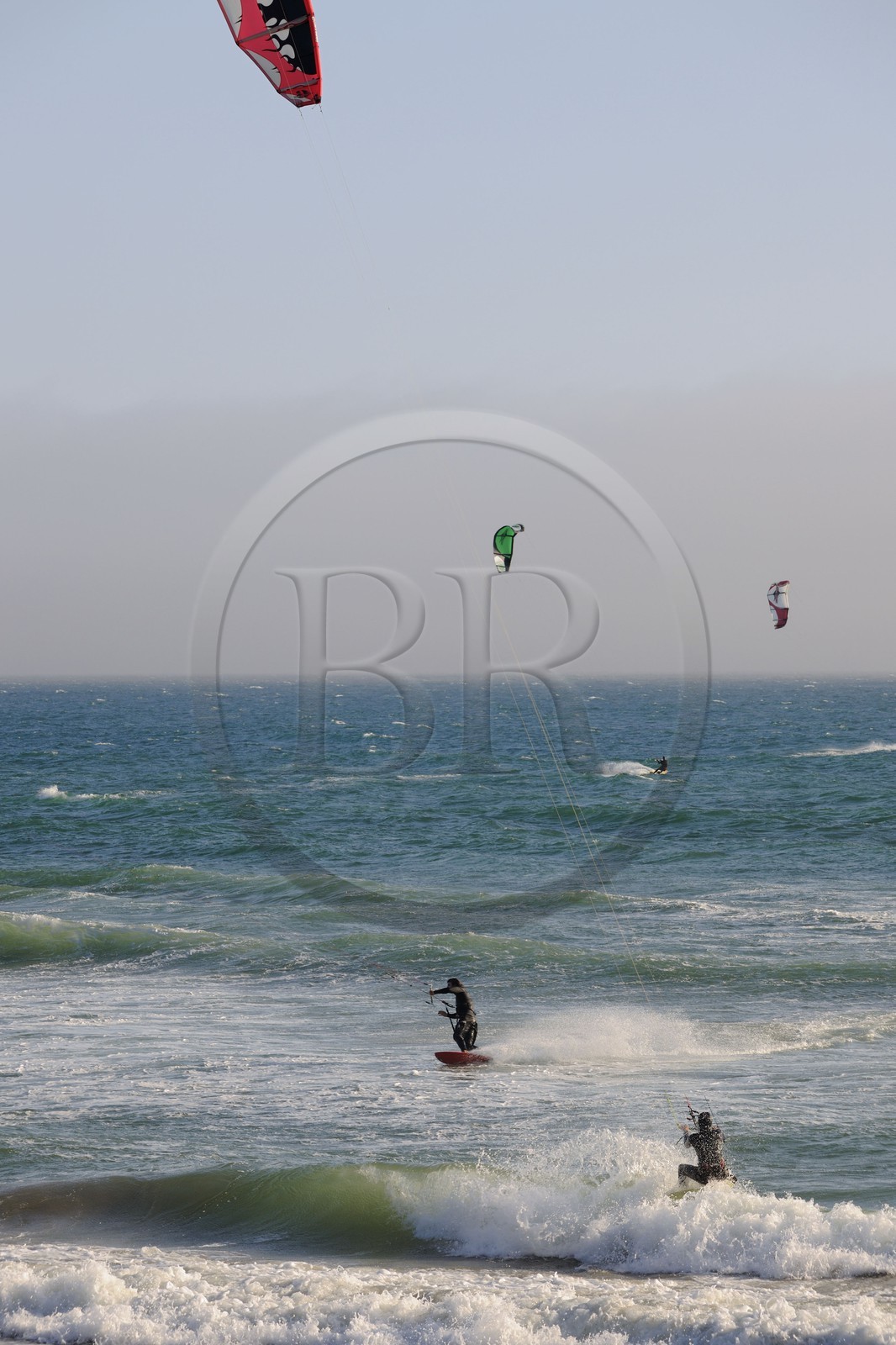 Etats-Unis, Californie, kitesurf sur une plage en bordure de la Highway n°1 au sud de San Fransisco