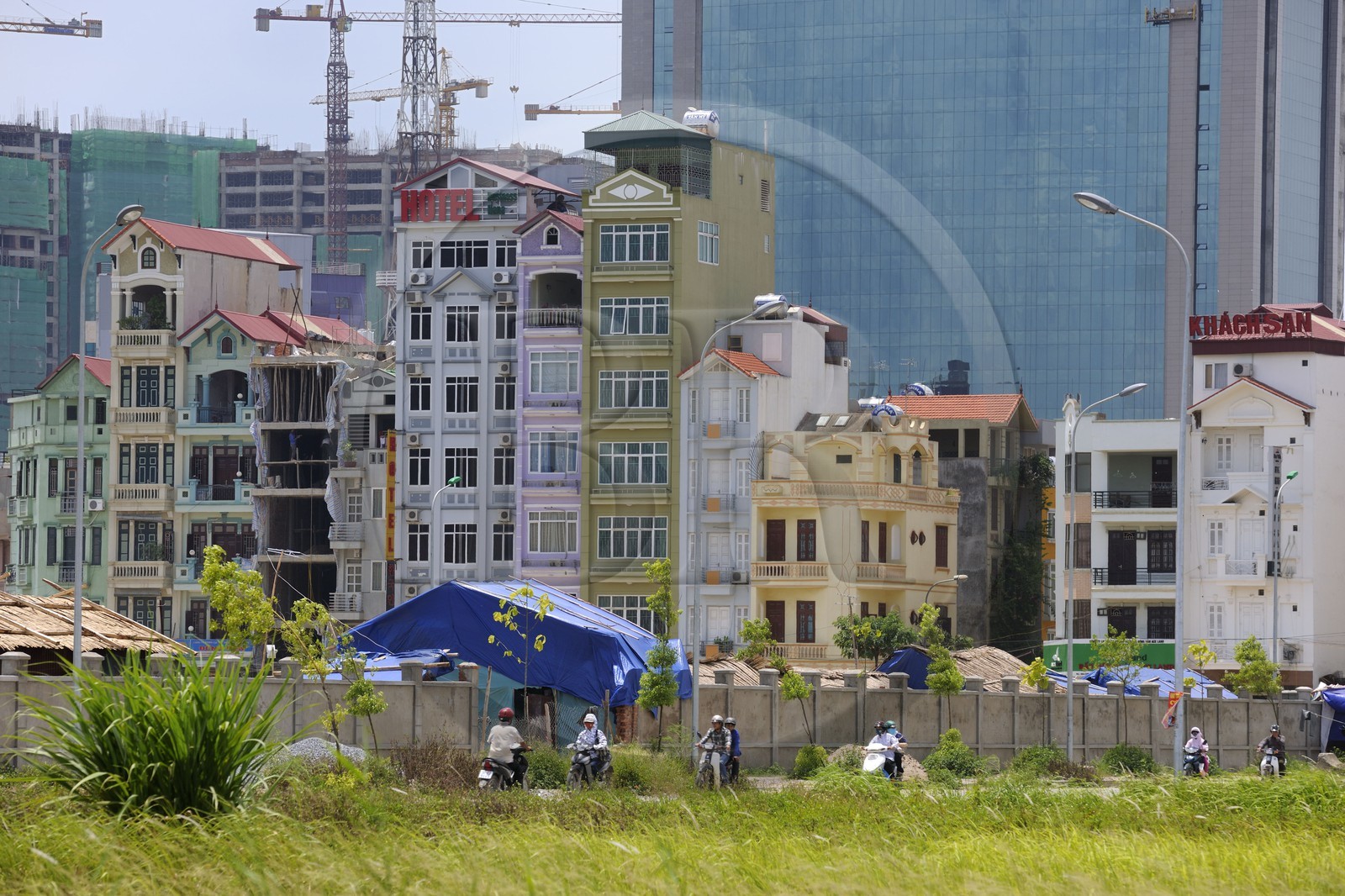 Vietnam, Hanoï, nouveaux ensembles d'immeubles en construction dans le quartier de Cau Giay